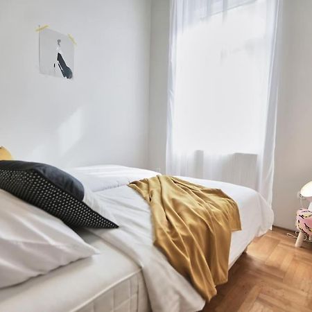 Unwind In Style W Sauna Dsgn 2Br Home 부다페스트 외부 사진