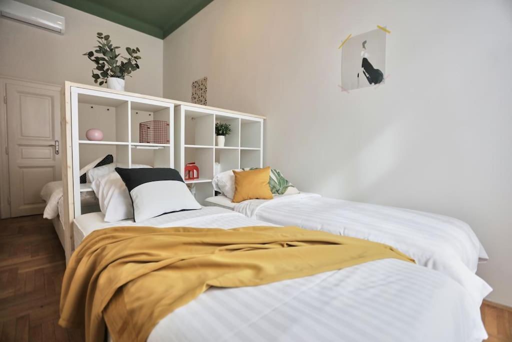 Unwind In Style W Sauna Dsgn 2Br Home 부다페스트 외부 사진