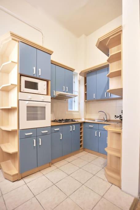 Unwind In Style W Sauna Dsgn 2Br Home 부다페스트 외부 사진