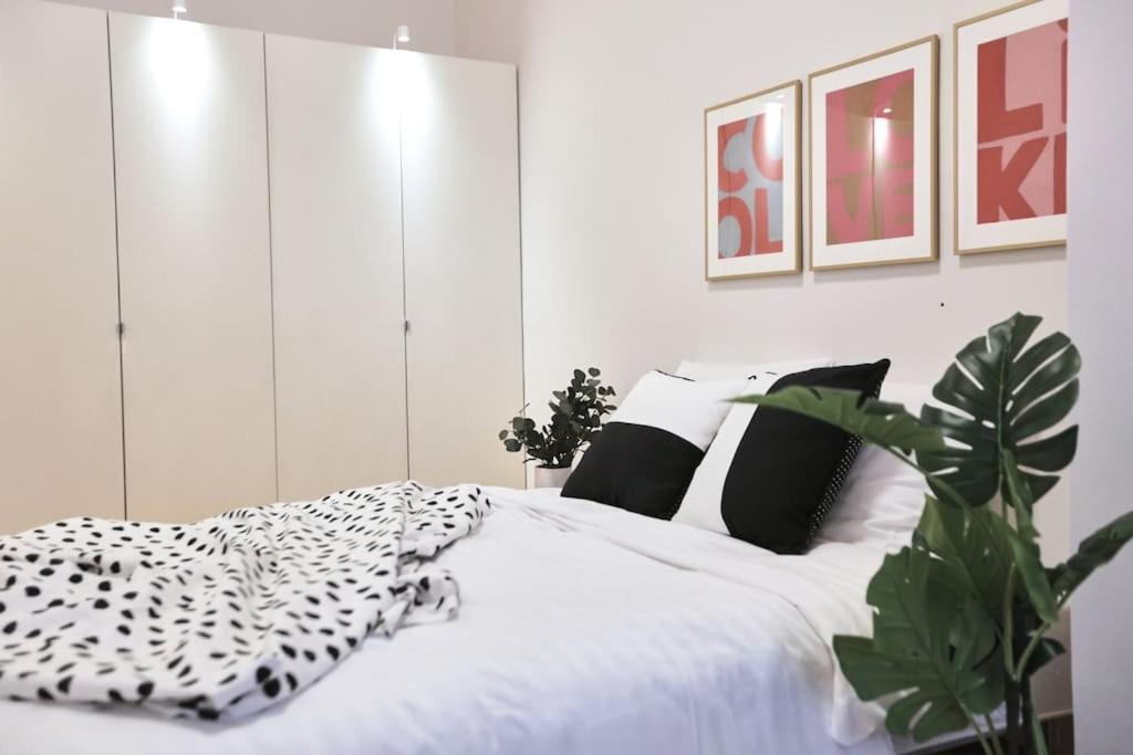 Unwind In Style W Sauna Dsgn 2Br Home 부다페스트 외부 사진
